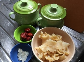 step1: 已浸發之花膠剪為細件，紅棗浸一會去芯切開備用