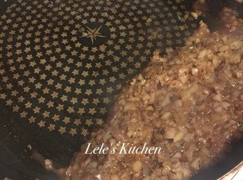 step5: 利用鍋中剩下的肉汁，
續炒剛剛撥下來的洋蔥末
並加入日式醬油炒至透明軟香後
再加入紅酒，這時可以嘗一下味道
喜歡有點胡椒香或重鹹的口味
可以再依個人喜好加入鹽與黑胡椒
這樣醬汁就準備好囉！