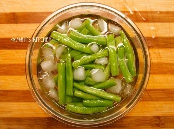 step2: 起鍋後的四季豆馬上泡入冰水冰鎮。