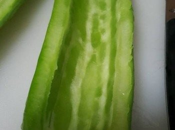 step2: 將苦瓜放入碗中，加入鹽拌勻，醃10分鐘後，再用手榨乾苦瓜水份，備用