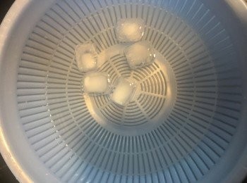 step6: 預備冰同水，將大粒西米過冷河。