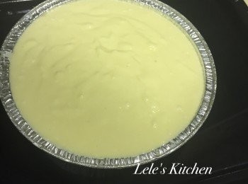 step4: 最後將檸檬外層的皮磨一些皮屑下來
加入麵糊
再將半顆份量的檸檬汁拌入麵糊
倒入已經做好蛋糕底的模具中
 
如果是使用活動式蛋糕模
要記得在下面分離處包一層鋁箔紙
以防蛋糕糊溢出喔！
 
烤盤內倒入2公分左右的水
接著就送入烤箱
用180度隔水烘烤60分鐘囉~
 
如果烤盤不夠深的話
一定要每隔20分鐘看一下烤盤
沒有水的話要補水進烤盤喔~
保持水氣才能避免表層烤焦
還有讓蛋糕維持濕潤的口感~