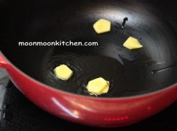 step7: 燒熱煲，下油1湯匙，加入薑片爆香。