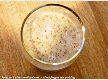 step3: 將黑木耳米布丁(香草)填滿在火龍果塊的上層，至5分滿。