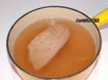 step3: 將汆燙過的鴨胸,放入鍋裡加入薑片&水(水量蓋過鴨胸即可),開火煮滾後蓋上鍋蓋轉小火,煮約15~20分鐘(依<span class="group_1">食材</span>數量而決定燉煮時間),熄火後鴨胸放鍋裡一起放涼