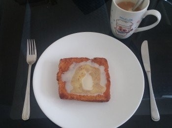 step1: 材料: 厚方飽一片
          蛋液一隻
          薄牛油一片
          煉奶或糖漿,我個人喜歡煉奶

做法: 蛋液倒入碟中,將方飽沾滿蛋汁,
          油半吋就夠,預熱後轉細火,
          用半煎炸方法,炸到微燶
          轉大火立即攞起,放牛油和煉奶。