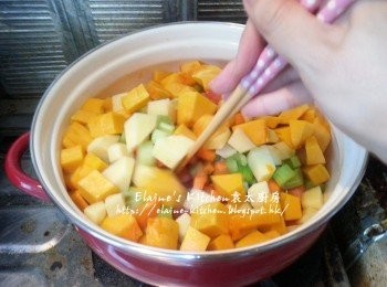 step6: 逐一加入西芹粒 , 甘旬粒 , 薯仔粒及南瓜粒拌勻