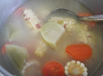 step4: 做法 :

將腩肉用 2 片薑出水去腥備用 , 將青紅蘿蔔去皮切件 , 栗米清洗後切件 , 用約 3 至 4 湯碗水 , 放入材料大火滾起 , 轉中細火煲 2'1/2 小時 , 取出腩肉做另一餸菜 , 加入雞粉或鹽調味 , 熄火焗 30 分鐘 , 飲用前大火滾起 , 完成 .