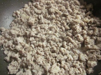 step4: 放入絞肉炒出香氣
