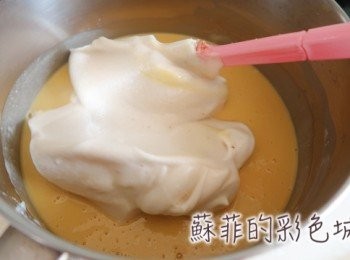 step6: 舀1/3份量的蛋白霜混入蛋黃麵糊中，動作要輕要快,用切拌法迅速混合蛋黃糊和蛋白霜，再將拌勻的蛋黃麵糊倒入剩下的蛋白霜中混合均勻。