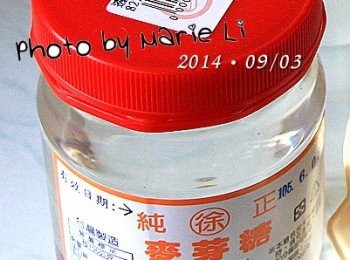 step5: 接下來《秘密武器》要登場囉！！

就是這一罐啦！
純正麥芽糖，又稱為《水麥芽》
它是透明無色的麥芽糖
作用是在於穩定成品的性質與增加色澤
只要加了《水麥芽》麻糬就不再變成硬邦邦了~