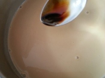 step10: 無論用甚麼糖色澤都會較淺色,如想色澤效果更靚,加少許老抽取色,(此動作可以免)