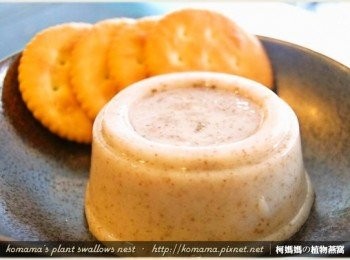 step5: 用小湯匙輕壓一下黑木耳鮮奶凍的容器邊緣，使其順利從包裝容器中滑脫至碗盤上。