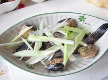 step4: 再將蛤蜊放在盤的各四邊