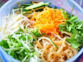 step3: 另外豆芽菜也稍川燙、紅蘿蔔與小黃瓜切細絲、香菜切段等備用