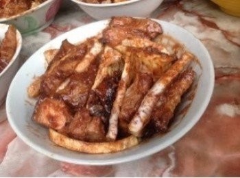 step3: 把已切好的花肉混合调味料搅拌均匀，把花肉片和芋头片间隔顺序排在深碗里，再把多出的酱汁淋在肉片上，再用錫箔纸盖好，腌制两个钟或是隔夜～