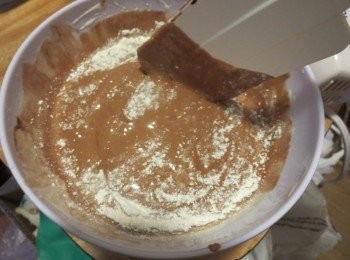 step4: 把蛋糕从烤箱拿出后撒上棉花糖，再送进烤箱180烤10分钟或者直到棉花糖表面金黄色。