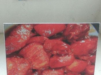 step2: 熱鍋後加入少許油，並放入飛魚卵和墨魚香腸（香腸本身就已有鹹味，故不另外加鹽來調味），開中小火煎，用牙籤在香腸中戳洞，可以較快熟，五分鐘就翻一下面，不讓香腸焦掉，大概二十分即可完成(依香腸大小決定)，