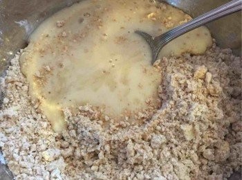 step2: 把yogurt ,honey,糖拌好，加入麵包糠入面用spatula拌匀。 一混合好，沒有粉粒即刻停手。mixture會有係似黏黏,但又唔係黏得好過份。如果太濕,就篩番d低粉落去,再拌匀。