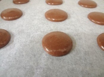 step4: 在焗盤上鋪上烘焙紙，把杏仁蛋白糊放入擠花袋裏再擠出一個個的小圓型(每個需相隔一隻手指位)。用竹籤刺破表面氣泡，然後靜置待表面完全乾燥(用手指輕碰而又不黏手指便可)。