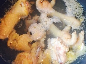 step2: 之前煮過雞的雞湯（沒有的話可用現成雞湯代替）和少量雞件（我用了自己不吃的<a href="https://bit.ly/3kLFTWO" target="_blank" data-keyword="雞腳" class="guide-link"><strong>雞腳</strong></a> <span style="display:inline-block;vertical-align:middle;margin-top:-3px;color:initial;border-radius:3px;padding:2px 3px;font-size:12px;line-height:14px;background:#87d300;color:#fff;">即買</span> 、雞頸等部位）一同煮滾至雞的黄油溢出，撇走泡沫。