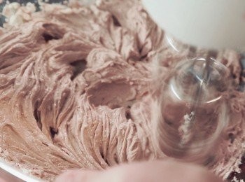 step3: 將忌廉芝士放室溫變軟後, 放入糖, 可可粉及咖啡粉混合發打至軟滑為止