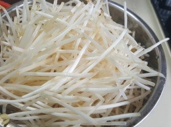 step1: 先將銀芽及豆角烚熟後，即放入冰水放涼，備用。