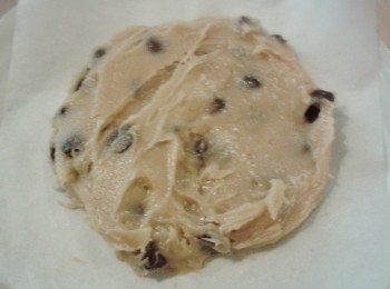 step2: 加麵粉及巧克力碎片拌勻。可鋪上烘焙紙放在碟上，做成圓形