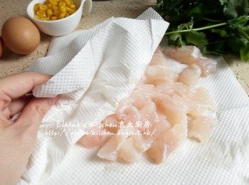 step2: 煮薯仔期間將魚柳切粒及印乾水份