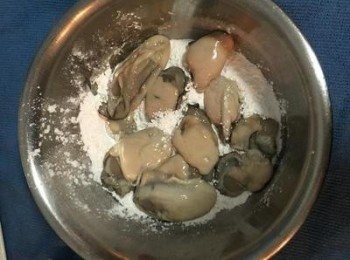 step2: 丟到木薯粉(或地瓜粉)裡,均勻裹上粉，