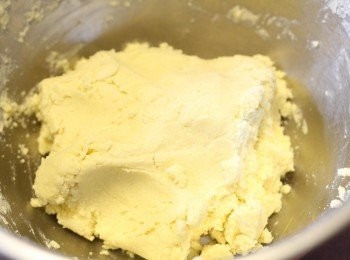 step3: 3.篩入牛油中，用刮刀攪勻，再用手略搓成麵糰。