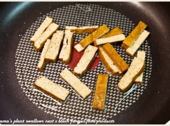 step2: 豆干切成細條狀後，放入油鍋中，略為翻炒片刻。