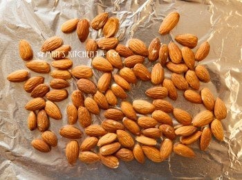 step1: 首先把堅果放進烤箱用180度烘烤10~15分鐘。