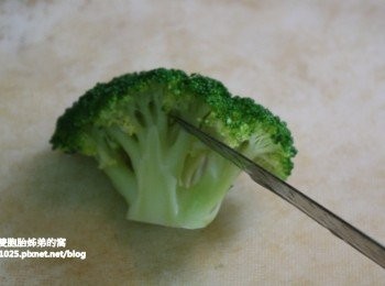 step3: 因為小朋友不喜歡吃花椰菜的根莖，所以我都會幫他們切小一點。
