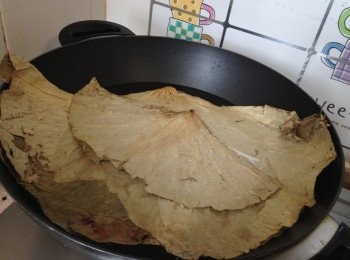 step2: 乾荷葉 (要選無缺的，先用滾水煮5分鐘   至軟身，瀝乾水備用)