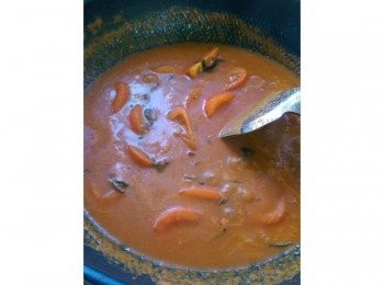 step4: 炒香之後把（<span class="group_4">材料3</span>）加進去，要注意的是羅望子汁適量的加，調整自己喜歡的酸度