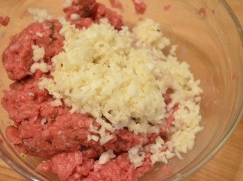 step4: 馬蹄去皮剁碎，然後放入醃好的牛肉中拌勻，混合好後拿起摔打數十下至很黏性。