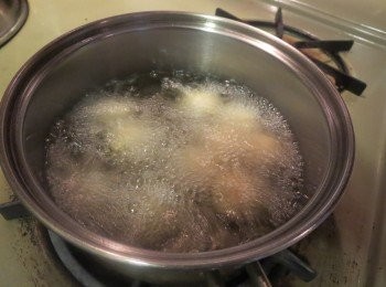 step5: 大火熱油，小火把蕃薯（地瓜）至呈現金黃色即可