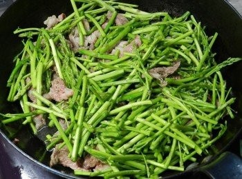 step4: 加入切段的蘆筍花，加點水，小火慢炒，起鍋前調味就可以囉！