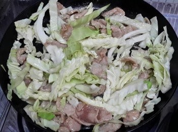 step4: 下椰菜絲，炒至軟身（如太乾可多加點水）