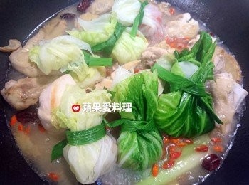 step12: 打開鍋蓋，續煮5分鐘後（讓酒精揮發），放入「福袋」、「製作福袋用剩的高麗菜和蒜苗」和「枸杞」，蓋鍋蓋，再煮3分鐘。