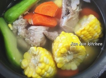 step2: 煲滾水，所有材料大火煲15分鐘，小火煲1小時45分鐘即可。無需調味，啖湯好甜。