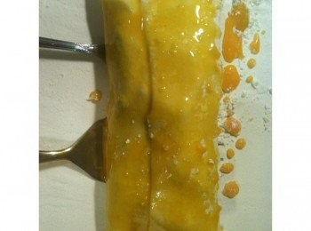 step8: 用一支湯匙和一支叉子，將蘋果捲架起來，放進烤皿。