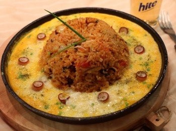 step12: 再放上少許章魚粒和撒下少許蔥粒和海苔粉即可。