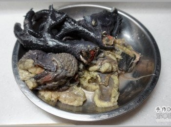 step3: 1.雞充分退冰洗淨之後，先用刀將<a href="https://bit.ly/3kLFTWO" target="_blank" data-keyword="雞腳" class="guide-link"><strong>雞腳</strong></a> <span style="display:inline-block;vertical-align:middle;margin-top:-3px;color:initial;border-radius:3px;padding:2px 3px;font-size:12px;line-height:14px;background:#87d300;color:#fff;">即買</span> 、雞脖子連頭還有多餘的脂肪剃除。1.雞充分退冰洗淨之後，先用刀將<a href="https://bit.ly/3kLFTWO" target="_blank" data-keyword="雞腳" class="guide-link"><strong>雞腳</strong></a> <span style="display:inline-block;vertical-align:middle;margin-top:-3px;color:initial;border-radius:3px;padding:2px 3px;font-size:12px;line-height:14px;background:#87d300;color:#fff;">即買</span> 、雞脖子連頭還有多餘的脂肪剃除。