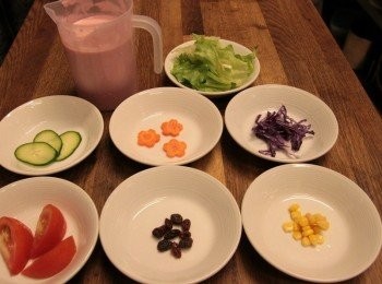 step2: 沙拉的各項材料 <span class="group_2">蔓越莓沙拉醬</span>將蔓越莓果汁和沙拉醬打在一起，可以降低沙拉醬的熱量