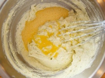step4: 接著分次、少量的加入蛋液並繼續攪拌。