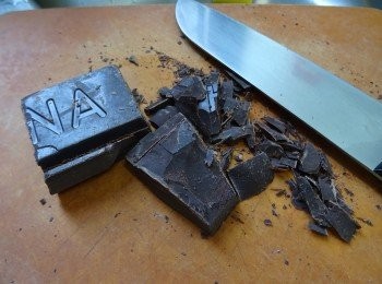 step2: 100％無糖朱古力要預先切碎備用