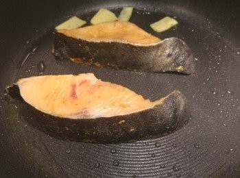 step3: 用薑片起鑊後用中大火把銀雪魚煎香表面, 之後改慢火慢慢煎熟。