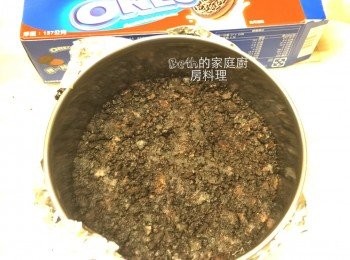 step1: 活動6吋烤模，外層包上鋁箔紙、內層噴上烤盤油或抹上無鹽奶油，將OREO餅乾敲碎與微波爐融化的無鹽奶油拌勻，鋪在烤模內，用湯匙壓緊，冰入冰箱備用